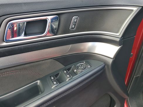 Used 2018 Ford Explorer XLT w/ Equipment Group 202A image 14