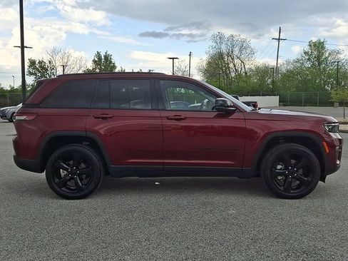 Used 2023 Jeep Grand Cherokee Limited w/ Black Appearance Package AWD/4WD image 10