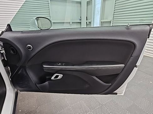 Used 2015 Dodge Challenger SXT image 32