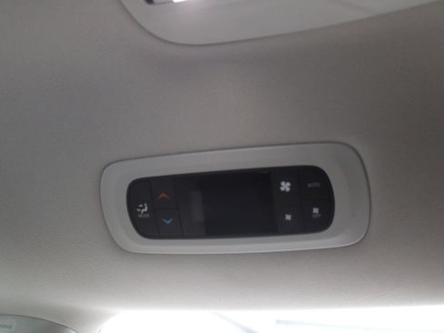 Used 2021 Chrysler Pacifica Touring-L FWD image 22