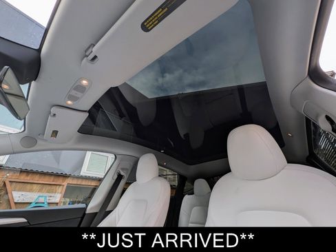 Used 2022 Tesla Model Y Long Range image 9