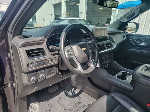 Used 2024 Chevrolet Suburban LT RWD image 8
