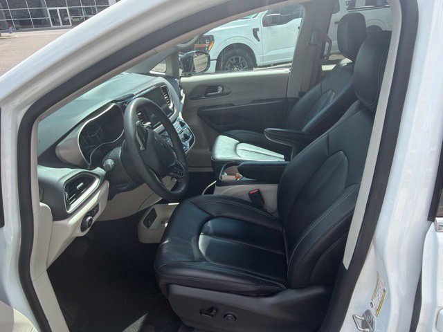 Used 2024 Chrysler Pacifica Touring-L FWD image 15
