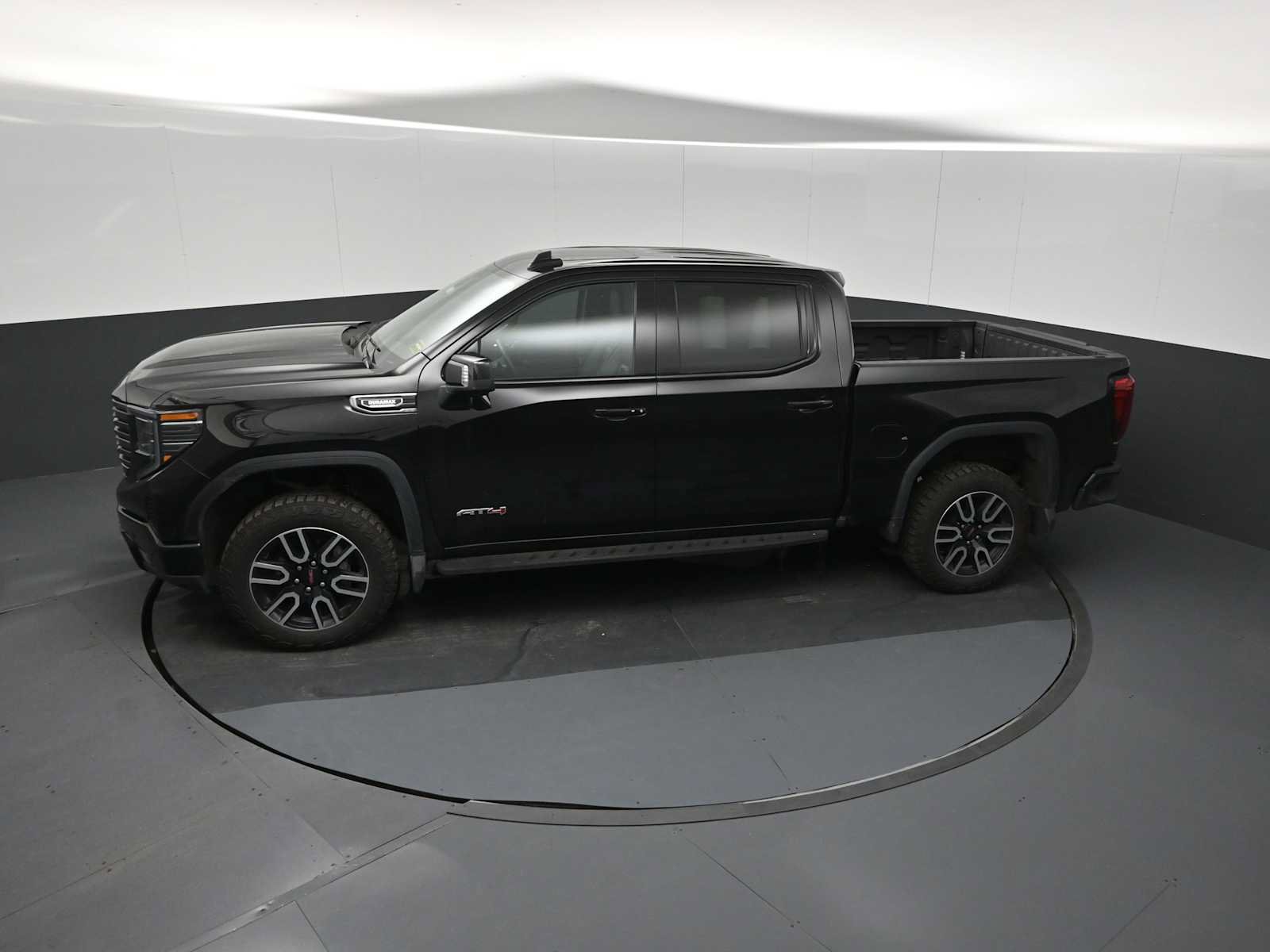 Used 2025 GMC Sierra 1500 AT4 w/ AT4 Premium Package AWD/4WD image 13