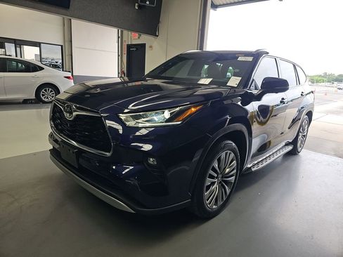Used 2024 Toyota Highlander Platinum FWD image 1