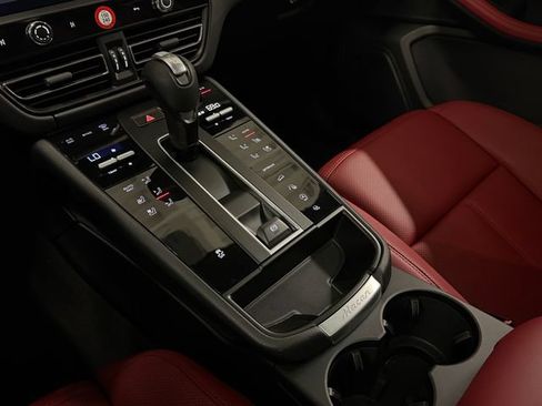 Certified 2026 Porsche Macan AWD/4WD image 22