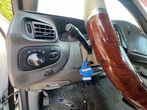 Used 2002 Ford F150 XLT AWD/4WD image 36