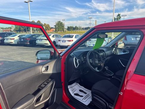 Used 2024 Kia Soul LX w/ Option Group 015 FWD image 9