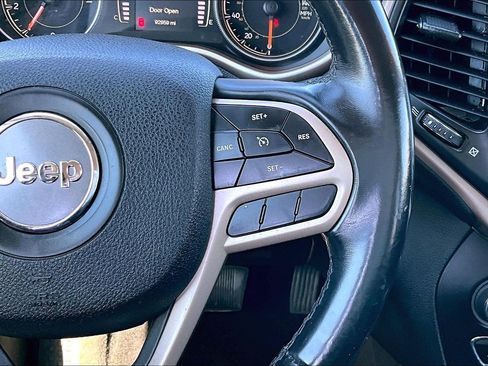 Used 2017 Jeep Cherokee Latitude w/ Comfort/Convenience Group image 19