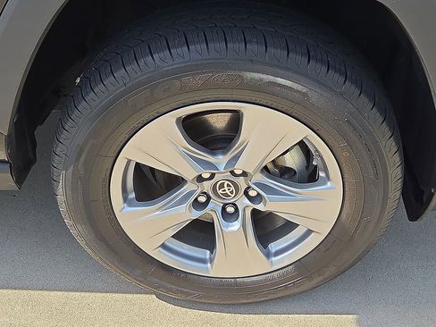 Used 2024 Toyota RAV4 LE AWD/4WD image 7