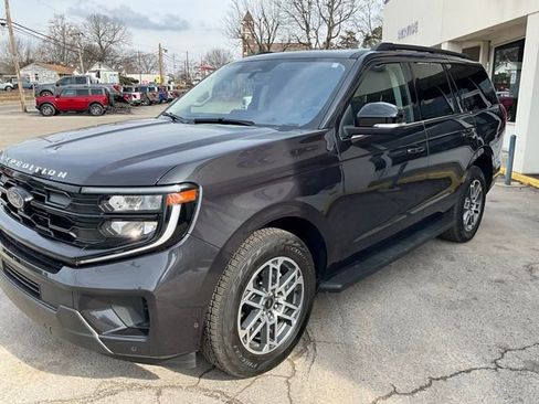 Used 2025 Ford Expedition Active image 3