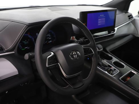 Used 2025 Toyota Sienna XSE image 22