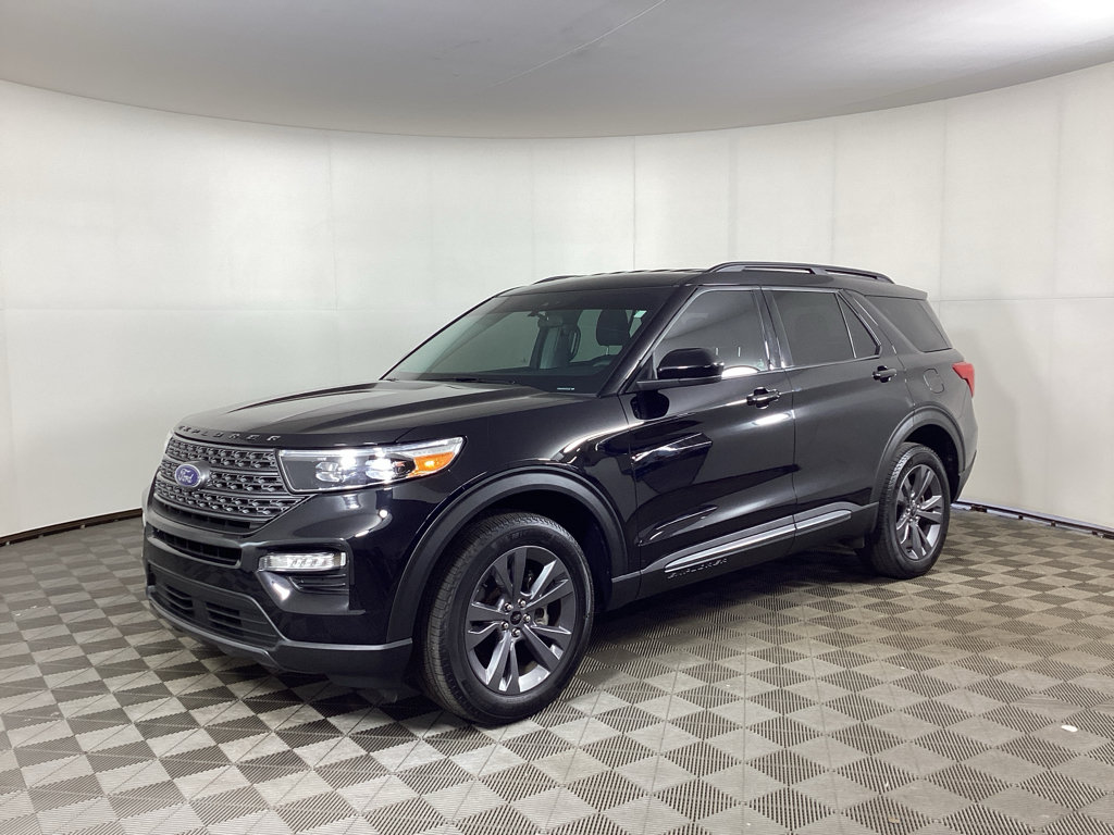 Used 2024 Ford Explorer XLT w/ Equipment Group 202A AWD/4WD image 5