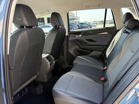 Used 2025 Volkswagen Tiguan SE FWD image 23