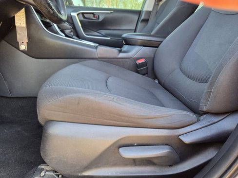 Used 2019 Toyota RAV4 LE FWD image 13