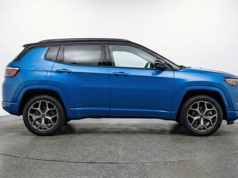 Used 2025 Jeep Compass Limited image 11