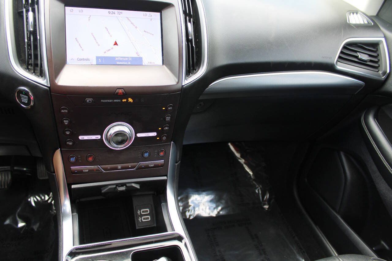 Used 2020 Ford Edge Titanium w/ Equipment Group 301A AWD/4WD image 19