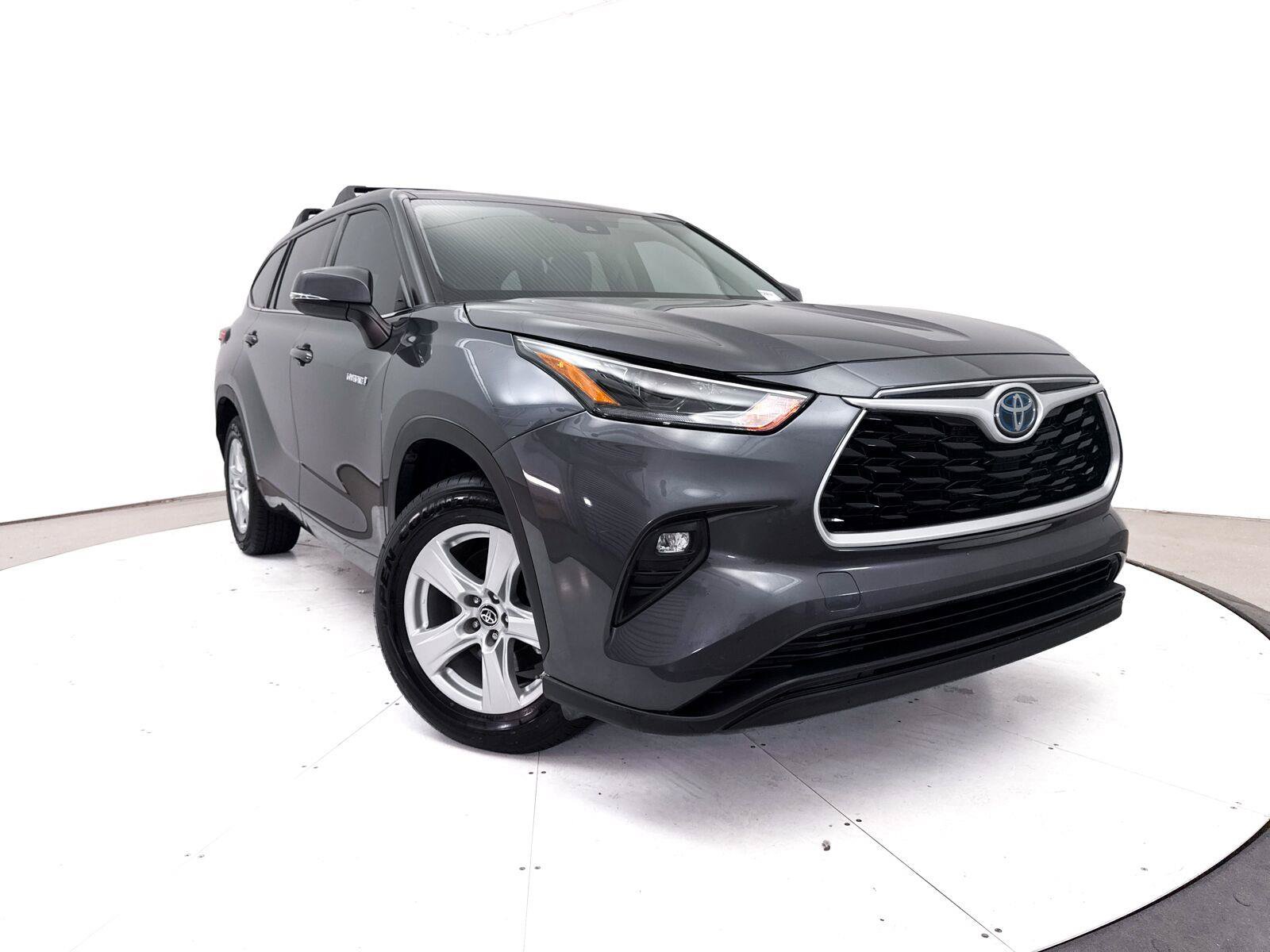 Used 2021 Toyota Highlander LE FWD image 1