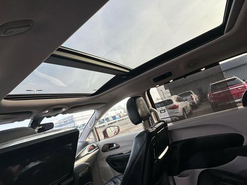 Used 2018 Chrysler Pacifica Touring-L Plus w/ Tire & Wheel Group image 35