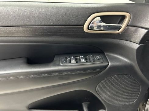 Used 2014 Jeep Grand Cherokee Laredo w/ Security & Convenience Group AWD/4WD image 16