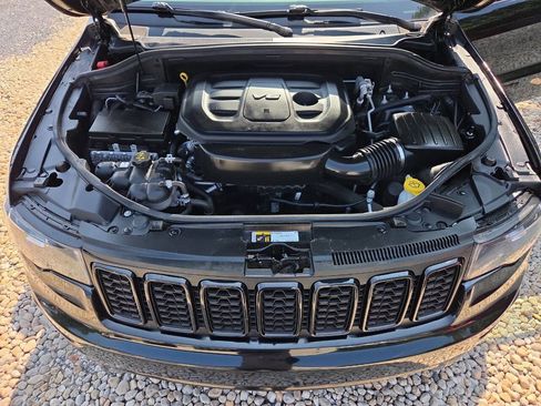 Used 2019 Jeep Grand Cherokee Altitude AWD/4WD image 12