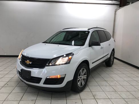 Used 2017 Chevrolet Traverse LS FWD image 1