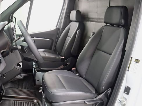 Used 2025 Mercedes-Benz Sprinter 2500 image 17