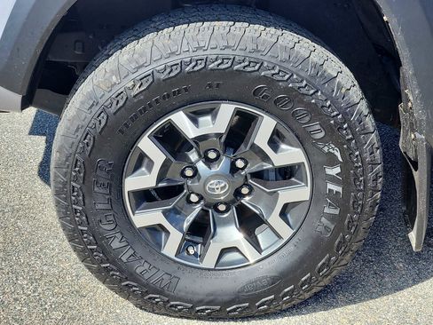 Used 2021 Toyota Tacoma TRD Off-Road image 11