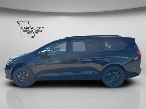 New 2026 Chrysler Pacifica Select w/ S Appearance Package image 6