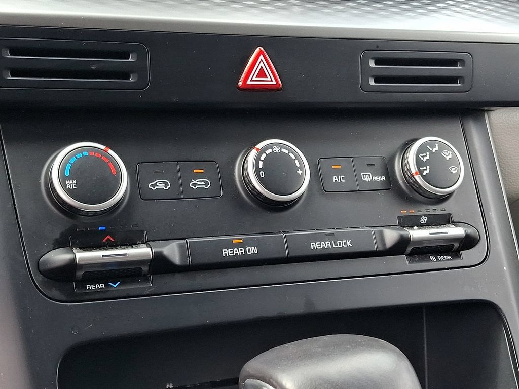 Used 2024 Kia Carnival LX FWD image 16