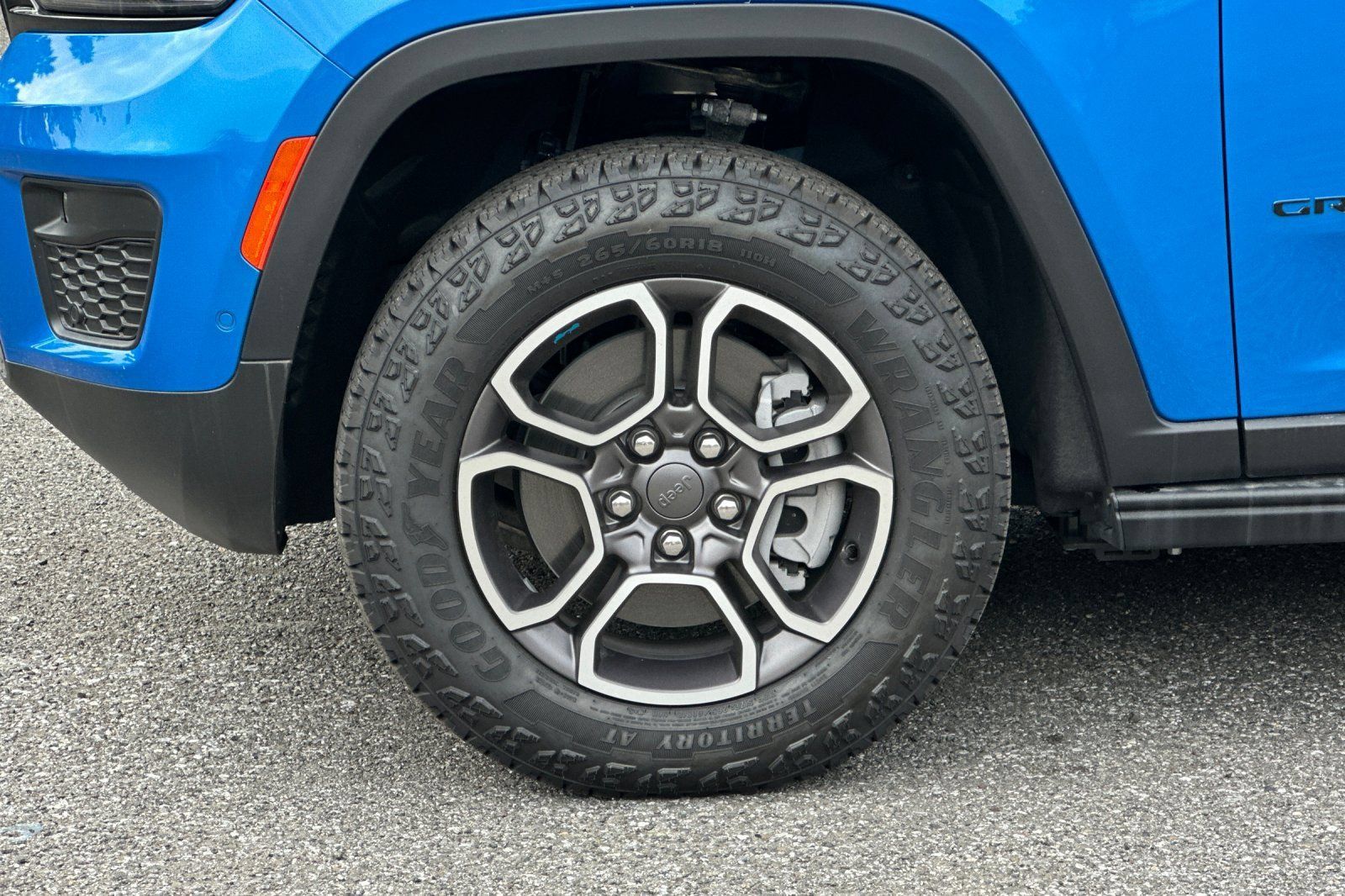 New 2023 Jeep Grand Cherokee Trailhawk w/ Advanced Protech Group II AWD/4WD image 23