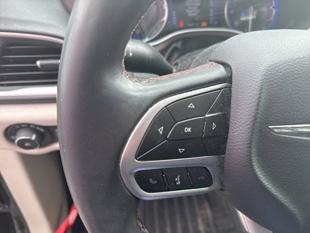 Used 2018 Chrysler Pacifica Touring-L FWD image 16