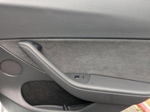 Used 2022 Tesla Model Y Long Range image 24