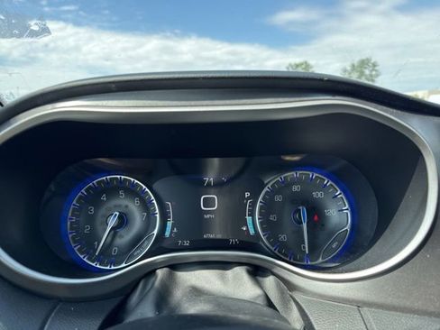 Used 2023 Chrysler Pacifica Touring-L FWD image 7
