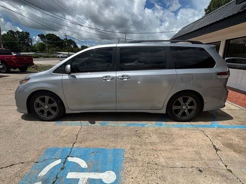 Used 2016 Toyota Sienna SE FWD image 5