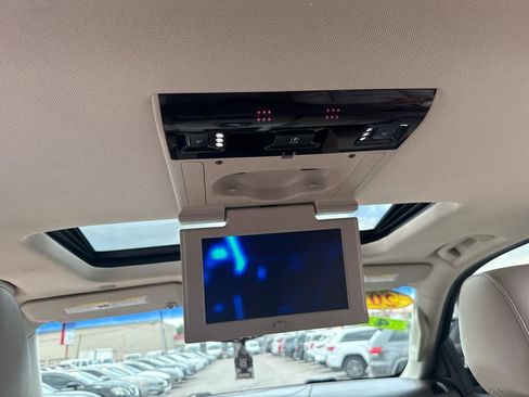 Used 2017 Cadillac Escalade Luxury AWD/4WD image 17