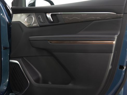 Used 2025 Buick Enclave Avenir w/ Super Cruise Package image 9