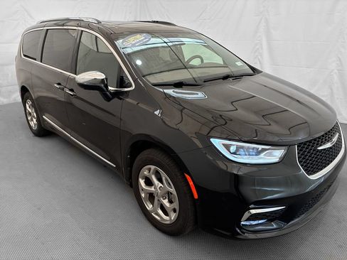 Used 2021 Chrysler Pacifica Limited w/ Uconnect Theater Family Group AWD/4WD image 10