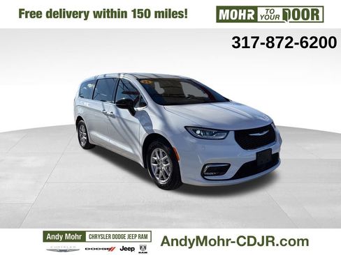 Used 2025 Chrysler Pacifica Select image 1