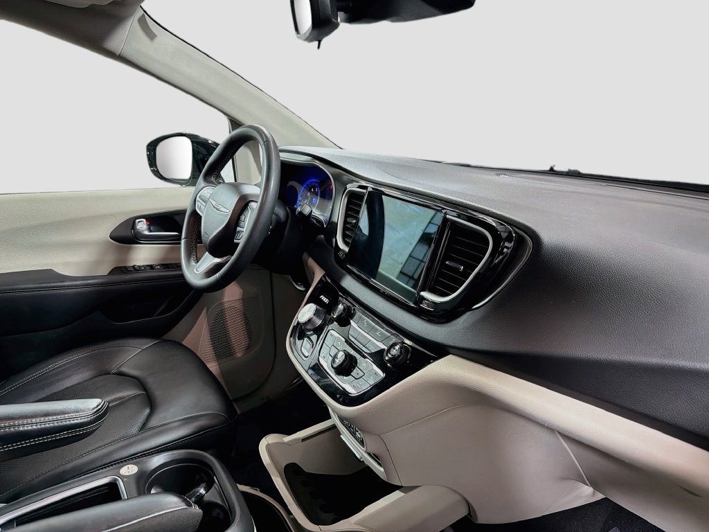 Used 2024 Chrysler Pacifica Touring-L FWD image 30