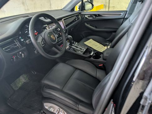 Used 2025 Porsche Macan image 26