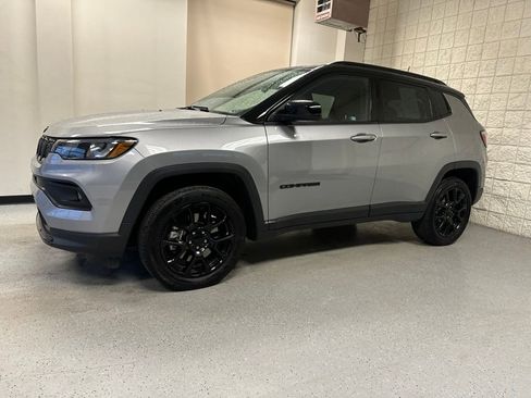 Used 2023 Jeep Compass Latitude AWD/4WD image 37
