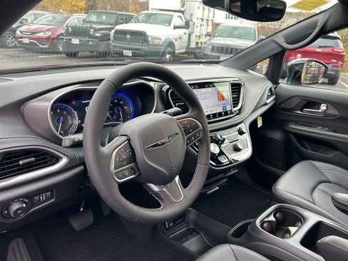 New 2026 Chrysler Pacifica Select image 44