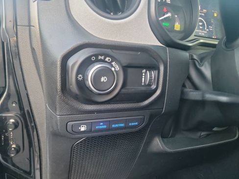 Used 2024 Jeep Wrangler Unlimited image 18