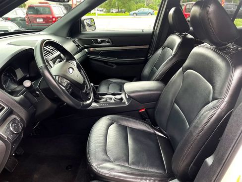 Used 2018 Ford Explorer XLT w/ Equipment Group 202A AWD/4WD image 9