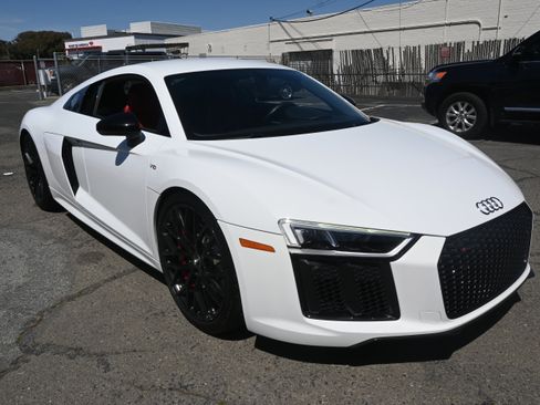 Used 2018 Audi R8 V10 w/ Premium Package RWD image 14