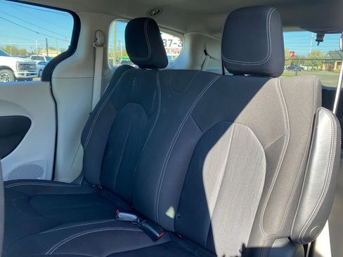 Used 2020 Chrysler Voyager L FWD image 15