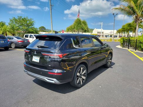 Used 2025 Mitsubishi Outlander AWD image 6