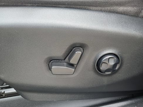 Used 2023 Chrysler Pacifica Touring-L w/ Uconnect Theater Family Group AWD/4WD image 16
