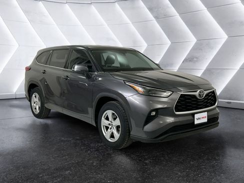 Used 2022 Toyota Highlander LE FWD image 1